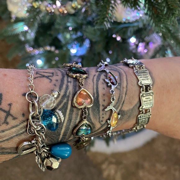 BRACELETS LOT OF 4! BEAUTIFUL VARIETY! PREVIOUSLY LOVED. 🥰 - Picture 3 of 5